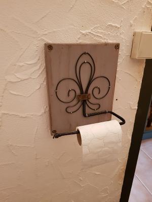 Le distributeur de papier installé aux toilettes